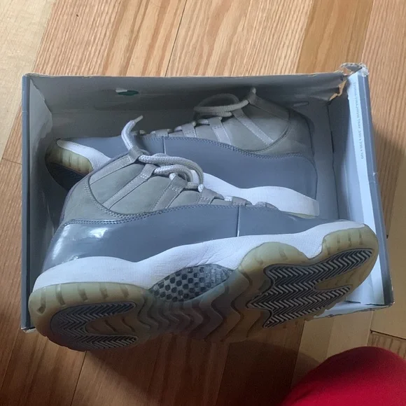 Jordan 11 cool grey straight from stock x size 9